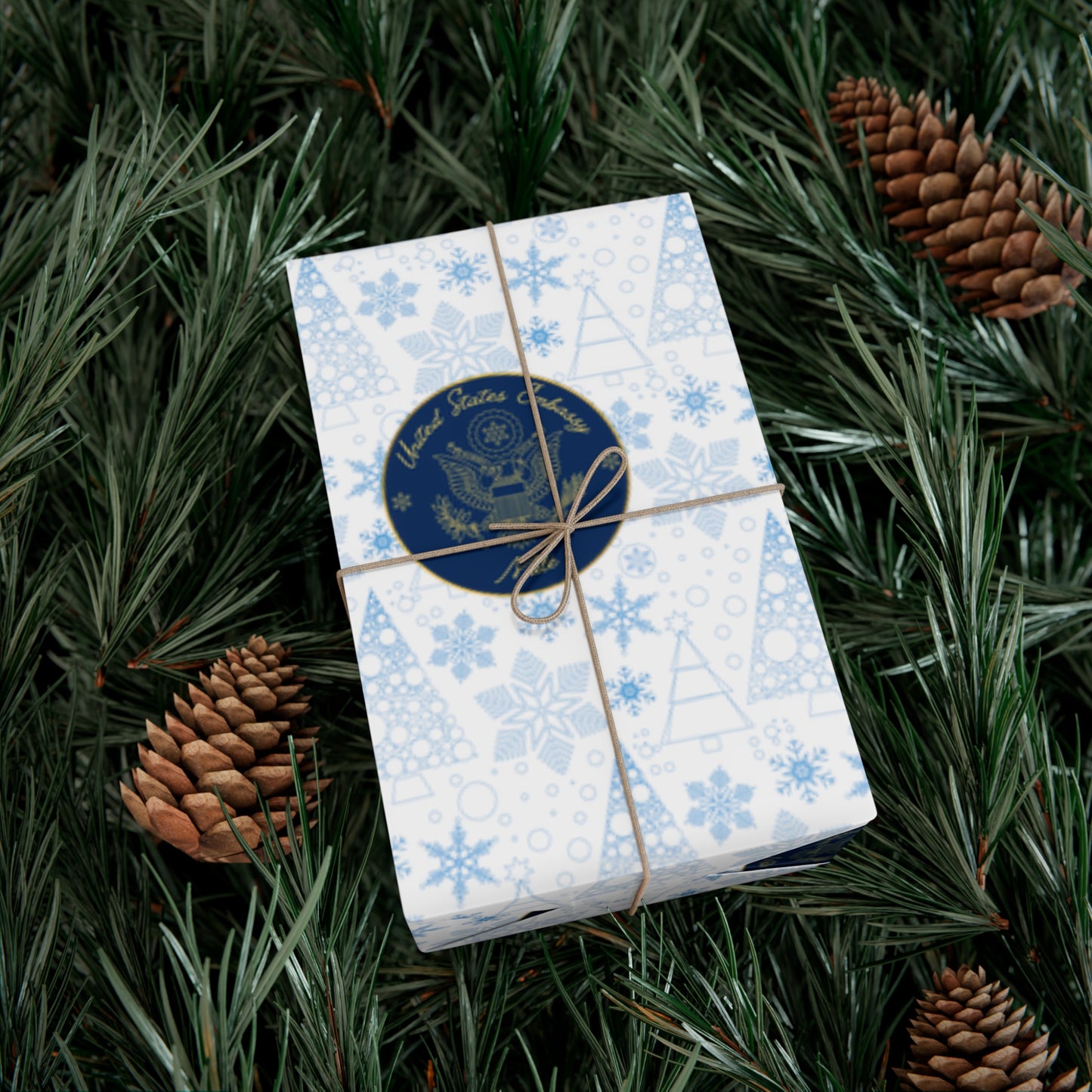 Holiday Gift Wrapping Paper: Malé